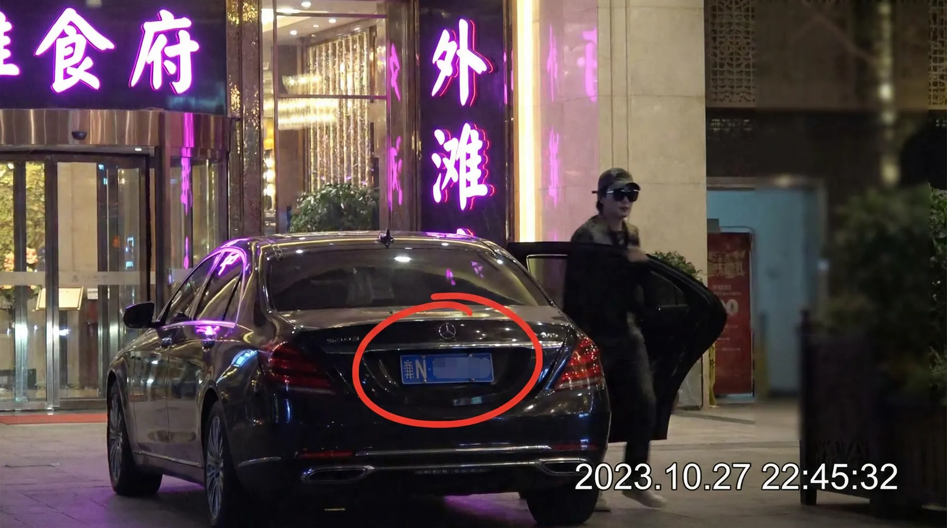 凯发app - 豪车餐厅外偷拍